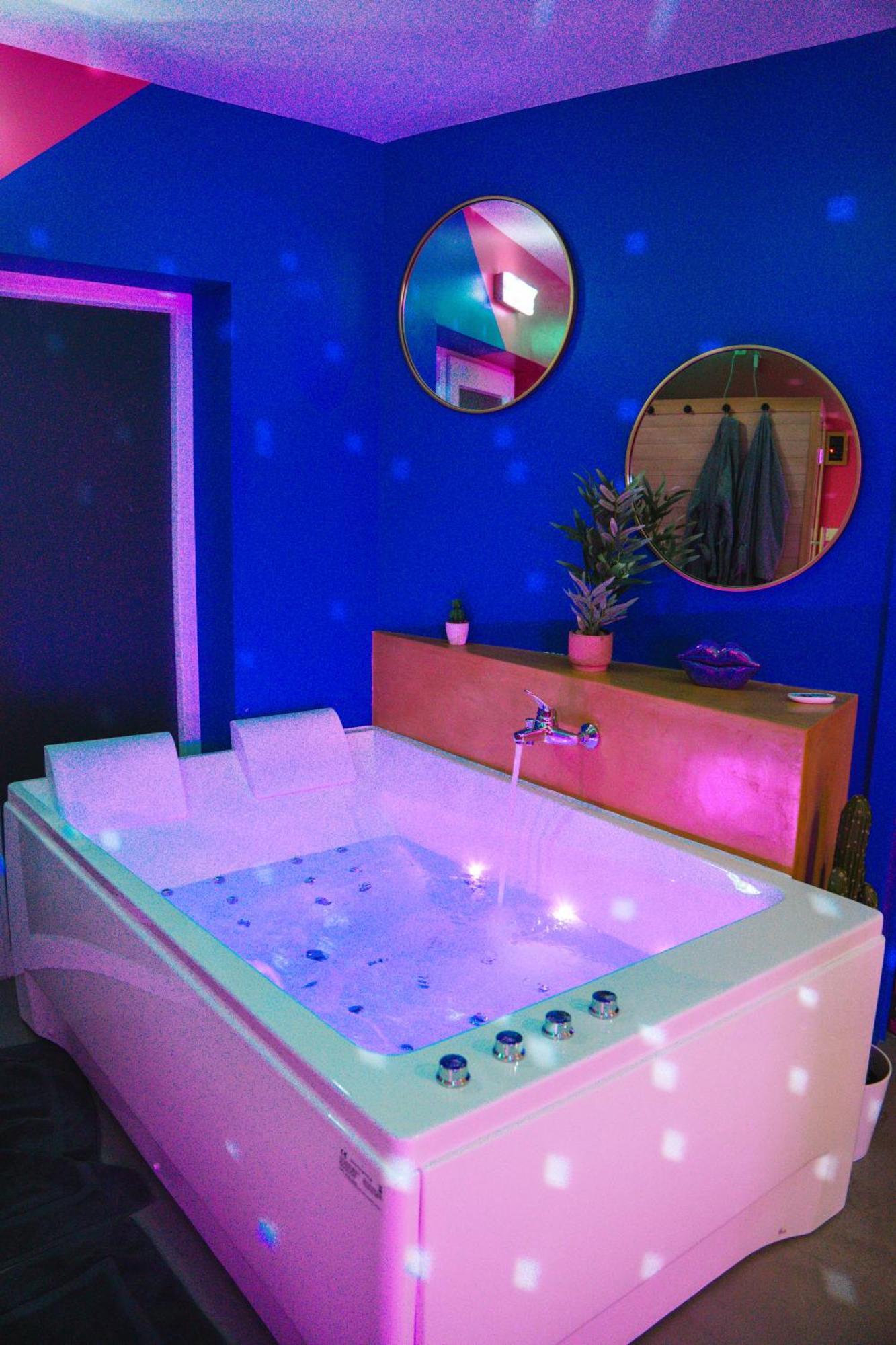 Capsule Boogie-Woogie - Jacuzzi - Sauna - Billard - Jeux - Ecran Geant - Filet Suspendu - Netflix Ла-Лувьер Экстерьер фото