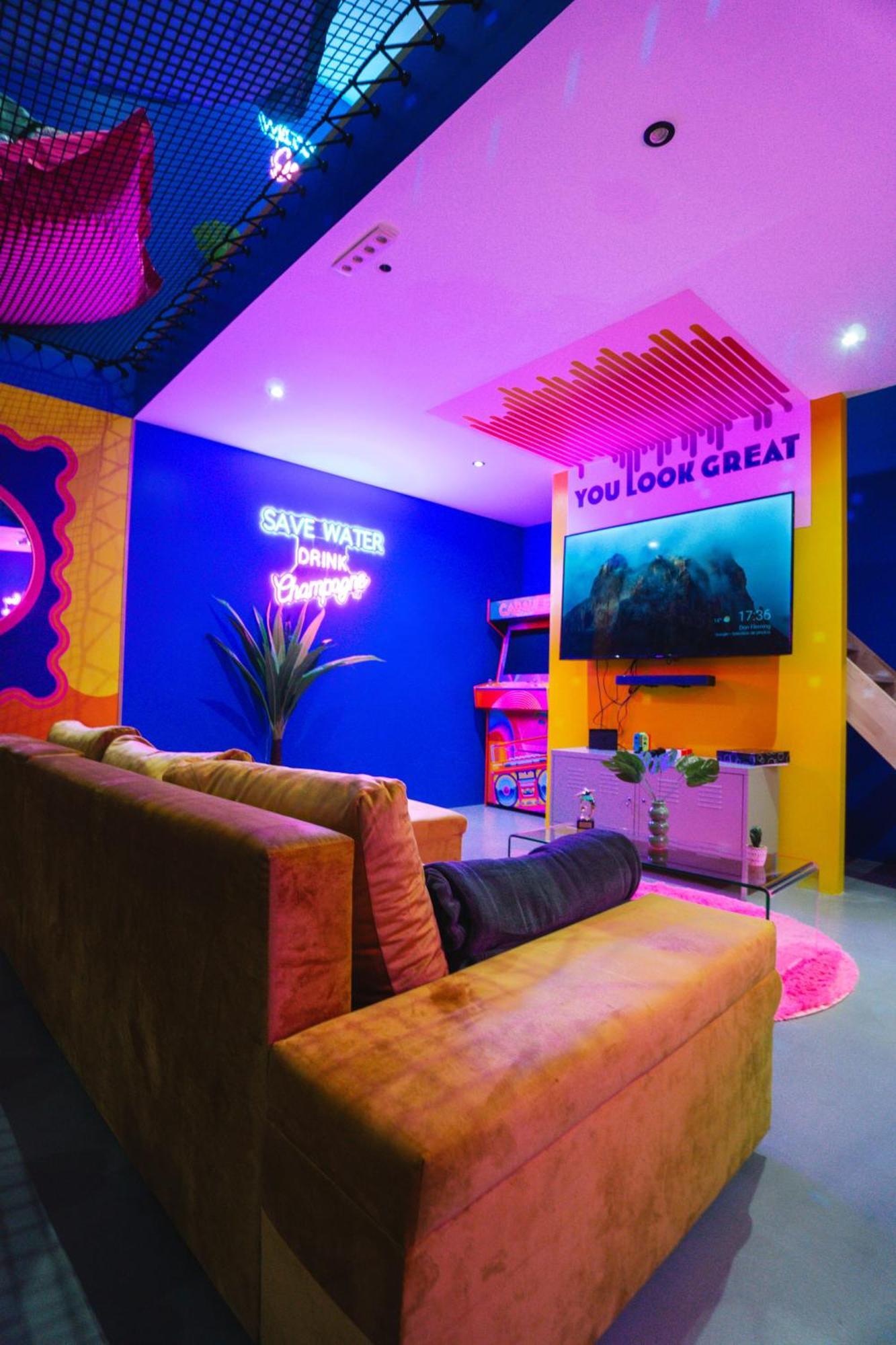 Capsule Boogie-Woogie - Jacuzzi - Sauna - Billard - Jeux - Ecran Geant - Filet Suspendu - Netflix Ла-Лувьер Экстерьер фото