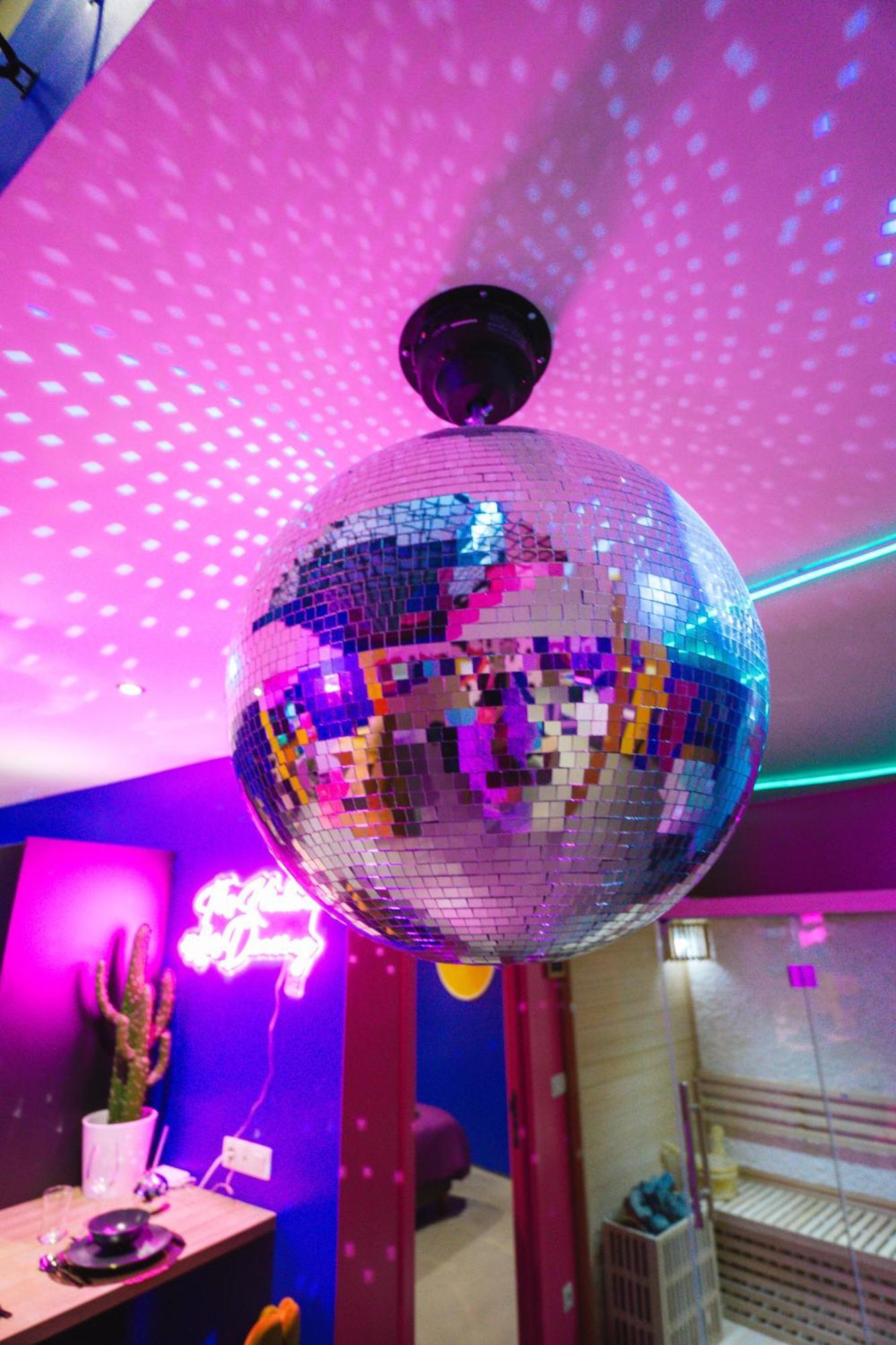 Capsule Boogie-Woogie - Jacuzzi - Sauna - Billard - Jeux - Ecran Geant - Filet Suspendu - Netflix Ла-Лувьер Экстерьер фото