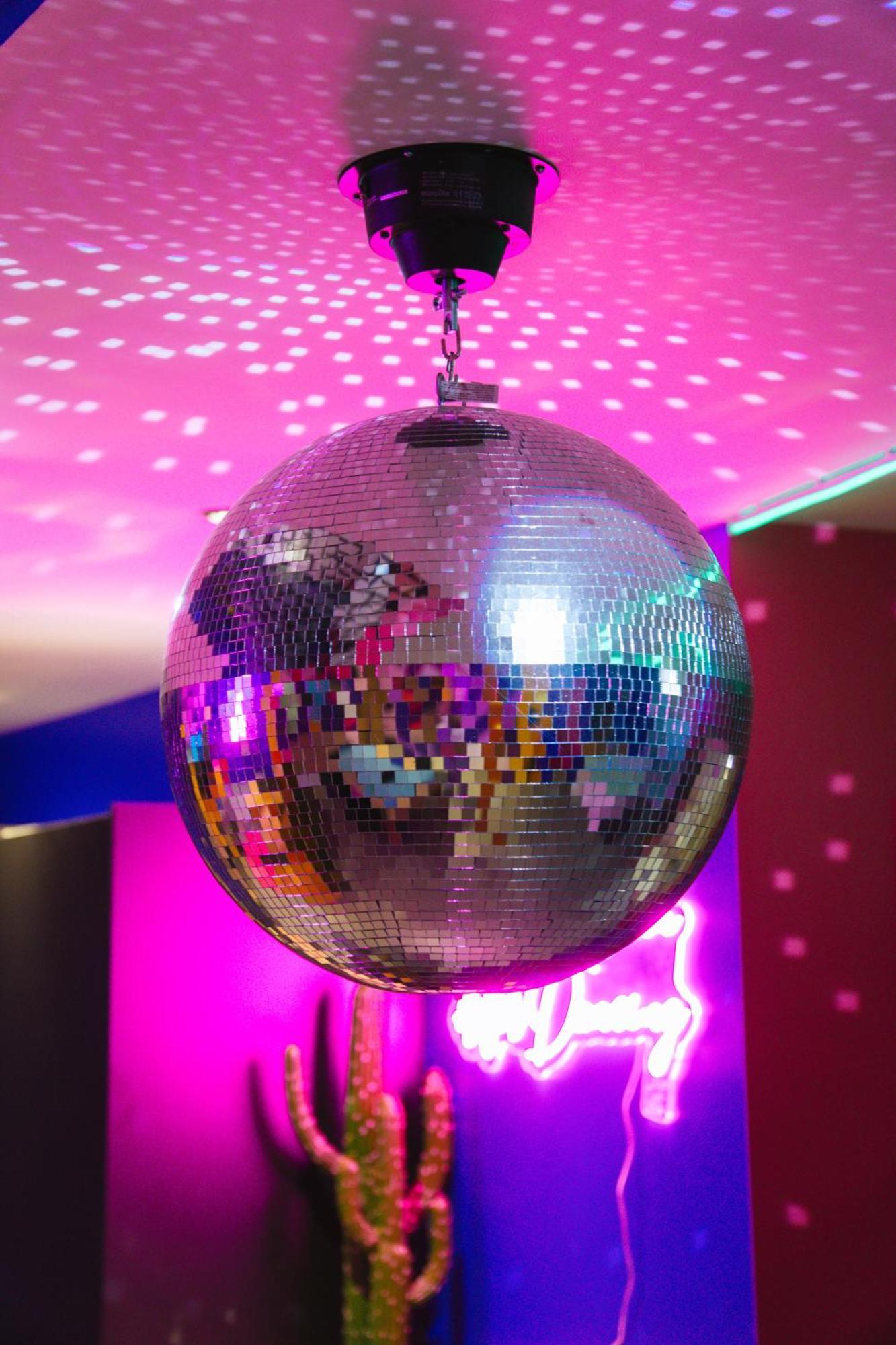 Capsule Boogie-Woogie - Jacuzzi - Sauna - Billard - Jeux - Ecran Geant - Filet Suspendu - Netflix Ла-Лувьер Экстерьер фото