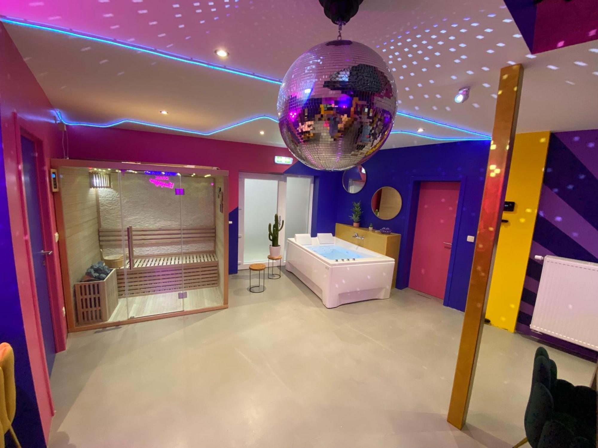 Capsule Boogie-Woogie - Jacuzzi - Sauna - Billard - Jeux - Ecran Geant - Filet Suspendu - Netflix Ла-Лувьер Экстерьер фото